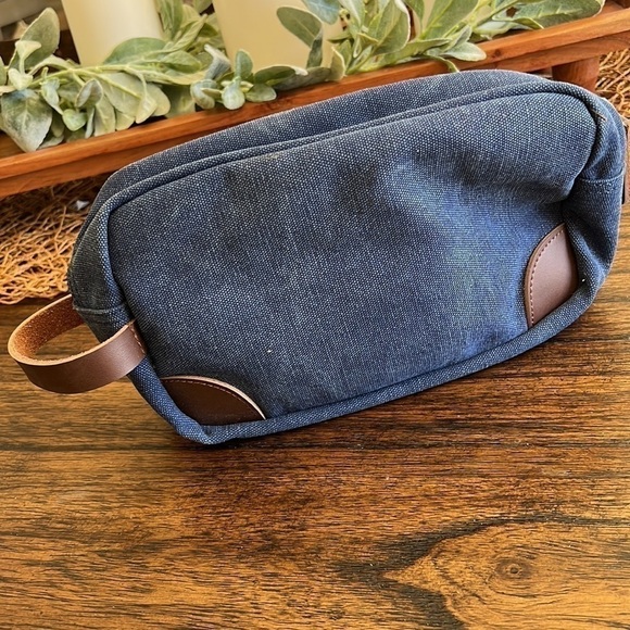 embroidered M toiletry bag - Picture 5 of 7